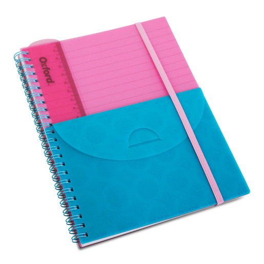 Útiles escolares de color rosa para niñas, cuadernos y bolígrafos en azul  intenso. vista superior, aplanada. copia espacio